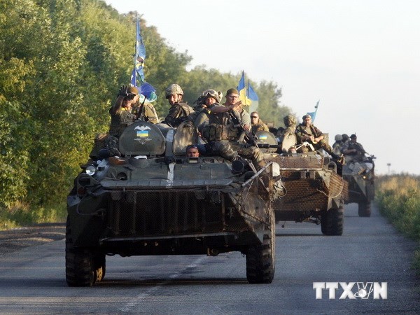 Quân đội Ukraine tuần tra tại Druzhkivka thuộc vùng Donetsk. (Ảnh: AFP/TTXVN)

